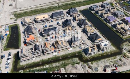Weesp, Noord-Holland, pays-Bas - 16 juin 2026 : vue aérienne de nouvelles maisons individuelles en construction à Weespersluis, une résidence verdoyante en bord de mer Banque D'Images
