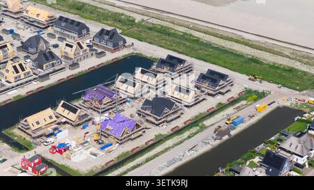 Weesp, Noord-Holland, pays-Bas - 16 juin 2026 : vue aérienne de nouvelles maisons individuelles en construction à Weespersluis, une résidence verdoyante en bord de mer Banque D'Images
