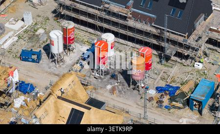 Weesp, Noord-Holland, pays-Bas - 16 juin 2026 : vue aérienne d'un chantier avec silos de mortier orange, échafaudage autour d'un bâtiment et WO Banque D'Images