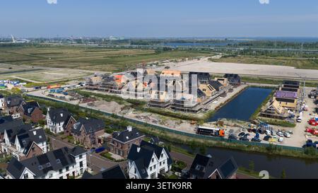 Weesp, Noord-Holland, pays-Bas - 16 juin 2026 : vue aérienne d'un nouveau développement résidentiel en construction avec des maisons modernes, cadres en bois, a Banque D'Images