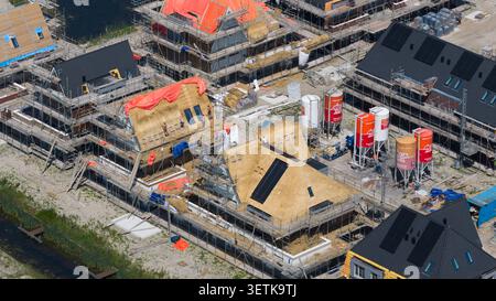 Weesp, Noord-Holland, pays-Bas - 16 juin 2026 : vue aérienne de nouvelles maisons individuelles en construction à Weespersluis, une résidence verdoyante en bord de mer Banque D'Images