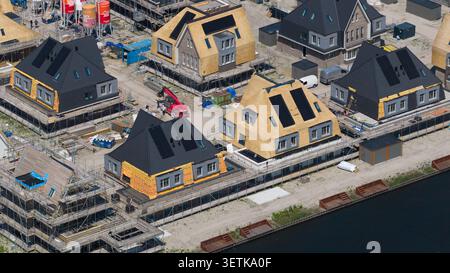 Weesp, Noord-Holland, pays-Bas - 16 juin 2026 : vue aérienne de maisons résidentielles modernes en construction avec toits de chaume et panneaux solaires Banque D'Images