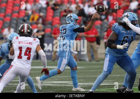 20 juin 2026 : le quarterback Chad Kelly (12 ans) des Argonauts de Toronto lance la balle lors du match de la LCF entre les Argonauts de Toronto et les Redblacks d'Ottawa qui se tient au stade TD place à Ottawa, Canada. Daniel Lea/CSM. (Crédit image : © Daniel Lea/Cal Sport Media) Banque D'Images
