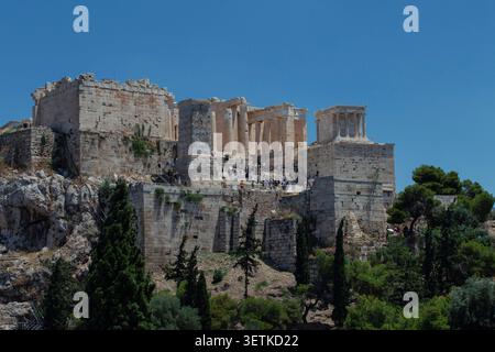 Athènes, Grèce. 21 juin 2026. Les visiteurs parcourent le site archéologique de l'Acropole à Athènes, en Grèce, le 21 juin 2026. L'Acropole, site classé au patrimoine mondial de l'UNESCO, est l'un des monuments archéologiques les plus visités de Grèce. Athènes attire des millions de touristes chaque année, en particulier pendant la saison estivale, malgré les périodes de chaleur extrême. (Photo de Elvis Takahashi Mantello/Middle East images/StringersHub/SIPA USA) crédit : SIPA USA/Alamy Live News Banque D'Images