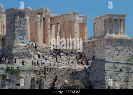 Athènes, Grèce. 21 juin 2026. Les visiteurs parcourent le site archéologique de l'Acropole à Athènes, en Grèce, le 21 juin 2026. L'Acropole, site classé au patrimoine mondial de l'UNESCO, est l'un des monuments archéologiques les plus visités de Grèce. Athènes attire des millions de touristes chaque année, en particulier pendant la saison estivale, malgré les périodes de chaleur extrême. (Photo de Elvis Takahashi Mantello/Middle East images/StringersHub/SIPA USA) crédit : SIPA USA/Alamy Live News Banque D'Images