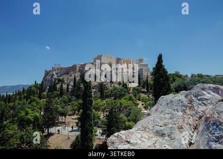 Athènes, Grèce. 21 juin 2026. L'Acropole est vue depuis la colline d'Aréopage à Athènes, en Grèce, le 21 juin 2026. L'Acropole, site classé au patrimoine mondial de l'UNESCO, est l'un des monuments archéologiques les plus visités de Grèce. Athènes attire des millions de touristes chaque année, en particulier pendant la saison estivale, malgré les périodes de chaleur extrême. (Photo de Elvis Takahashi Mantello/Middle East images/StringersHub/SIPA USA) crédit : SIPA USA/Alamy Live News Banque D'Images