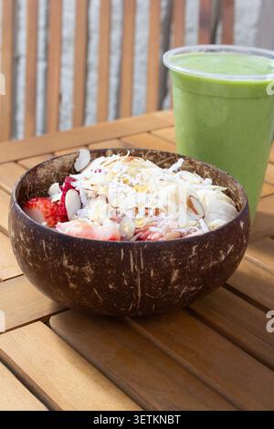 Vue sur un bol d'açai et smoothie. Banque D'Images