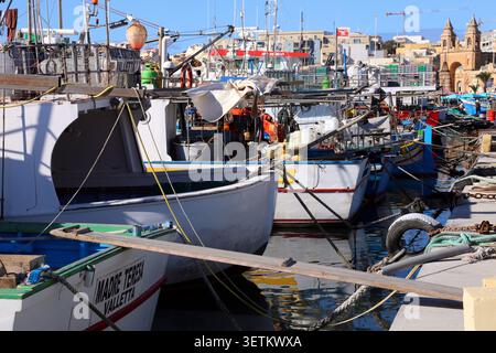 Marsaxlokk. Malte.bateaux de pêche maltais peints traditionnels (maltais : luzzu, luzzijiet pluriel) dans le vieux port. Banque D'Images