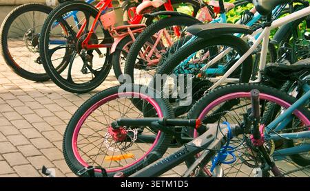 Parking à vélos moderne dans un complexe résidentiel avec plusieurs vélos garés à l'extérieur. Idéal pour les concepts de transport durable, éco Banque D'Images