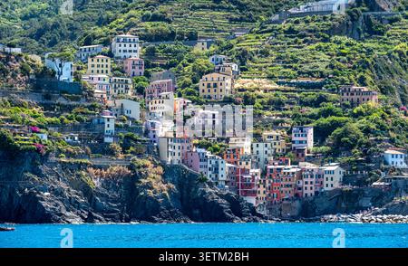 Vue de Riomaggiore depuis la mer Ligure. Riomaggiore est l'un des cinq villages des Cinque Terre dans la région de Ligurie en Italie. Banque D'Images