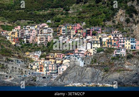 Vue sur le village de Manarola depuis la mer, Manarola est l'un des villages des Cinque Terre dans la province de la Spezia, Ligurie, Italie du Nord. Banque D'Images