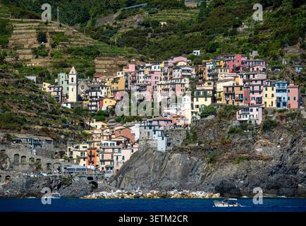 Vue sur le village de Manarola depuis la mer, Manarola est l'un des villages des Cinque Terre dans la province de la Spezia, Ligurie, Italie du Nord. Banque D'Images