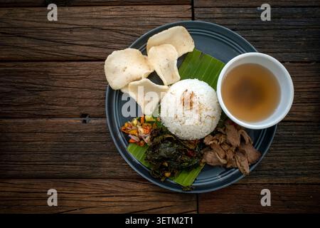 SEI Sapi ou Beef Sei, plat de bœuf fumé traditionnel indonésien et riz sur une assiette sombre. Banque D'Images