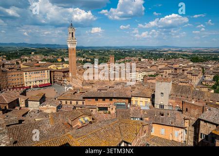Vue surélevée vers la Piazza del Campo et Torre del Mangia Campo, Sienne, Toscane, Italie. Banque D'Images
