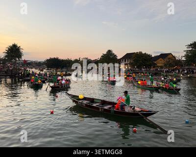 Hoi an est célèbre pour sa flottille nocturne de sampans (bateaux à fond plat) avec ses occupants lâchant de petites lanternes en papier flottantes colorées, chaque esprit Banque D'Images