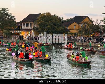 Hoi an est célèbre pour sa flottille nocturne de sampans (bateaux à fond plat) avec ses occupants lâchant de petites lanternes en papier flottantes colorées, chaque esprit Banque D'Images