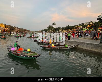 Hoi an est célèbre pour sa flottille nocturne de sampans (bateaux à fond plat) avec ses occupants lâchant de petites lanternes en papier flottantes colorées, chaque esprit Banque D'Images