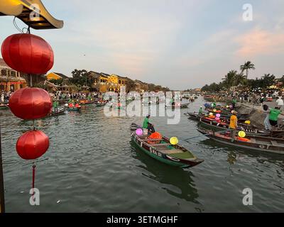 Hoi an est célèbre pour sa flottille nocturne de sampans (bateaux à fond plat) avec ses occupants lâchant de petites lanternes en papier flottantes colorées, chaque esprit Banque D'Images