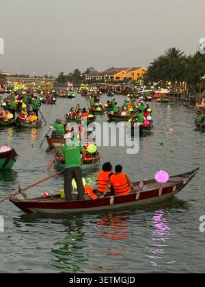 Hoi an est célèbre pour sa flottille nocturne de sampans (bateaux à fond plat) avec ses occupants lâchant de petites lanternes en papier flottantes colorées, chaque esprit Banque D'Images