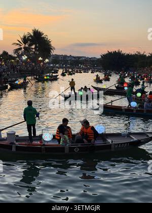 Hoi an est célèbre pour sa flottille nocturne de sampans (bateaux à fond plat) avec ses occupants lâchant de petites lanternes en papier flottantes colorées, chaque esprit Banque D'Images