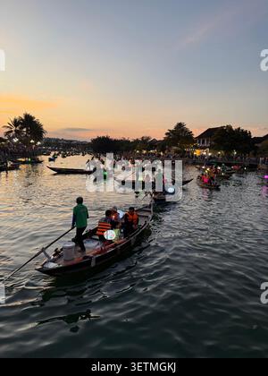 Hoi an est célèbre pour sa flottille nocturne de sampans (bateaux à fond plat) avec ses occupants lâchant de petites lanternes en papier flottantes colorées, chaque esprit Banque D'Images