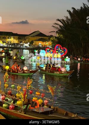 Hoi an est célèbre pour sa flottille nocturne de sampans (bateaux à fond plat) avec ses occupants lâchant de petites lanternes en papier flottantes colorées, chaque esprit Banque D'Images