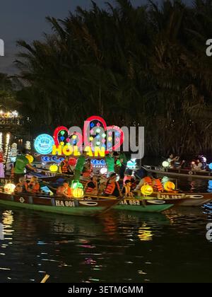 Hoi an est célèbre pour sa flottille nocturne de sampans (bateaux à fond plat) avec ses occupants lâchant de petites lanternes en papier flottantes colorées, chaque esprit Banque D'Images