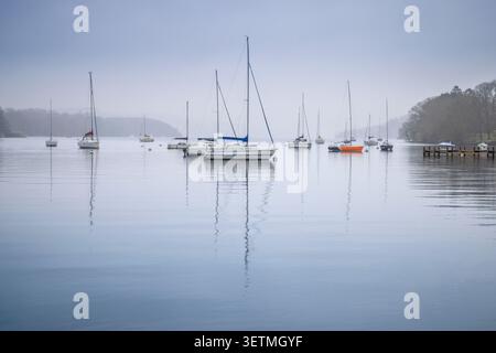 Voiliers un jour d'hiver sur Windermere, Lake District National Park, Cumbria Banque D'Images