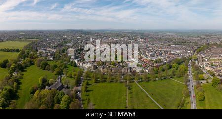 Une vue panoramique aérienne du centre-ville de Harrogate dans le North Yorkshire, Royaume-Uni entouré par l'herbe verte du parc public errant. Banque D'Images