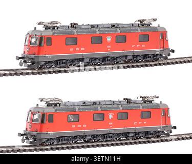 Modèle détaillé à l'échelle HO de la locomotive électrique Swiss Federal Re 6/6 en livrée rouge affichée des deux côtés sur la voie ferrée. Banque D'Images