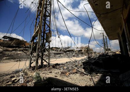 Mayfadoun, Mayfadoun, Liban. 23 juin 2026. Des bâtiments détruits, du métal tordu et des câbles électriques enchevêtrés par les frappes aériennes israéliennes jettent un coup de fouet dans une zone du village dévasté de Mayfadoun, au sud du Liban. Des dizaines de Libanais qui avaient fui leurs villages ont commencé à rentrer pour faire face au choc dévastateur de voir leurs maisons complètement démolies. À la suite du récent accord américano-iranien, les résidents ont tenté de rentrer, mais ont été accueillis par des scènes de gravats et de cendres. (Crédit image : © Marwan Naamani/ZUMA Press Wire) USAGE ÉDITORIAL SEULEMENT ! Non destiné à UN USAGE commercial ! Banque D'Images
