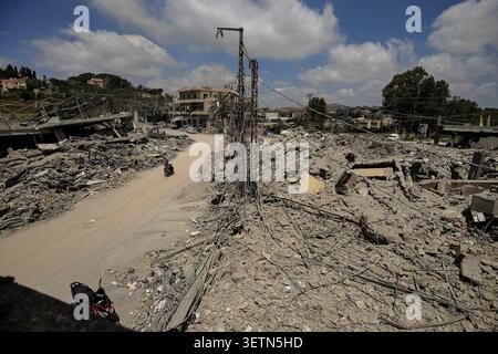 Mayfadoun, Mayfadoun, Liban. 23 juin 2026. Un automobiliste circule entre les décombres de bâtiments démolis par les frappes aériennes israéliennes dans le village de Mayfadoun, au sud du Liban. Des dizaines de Libanais qui avaient fui leurs villages ont commencé à rentrer pour faire face au choc dévastateur de voir leurs maisons complètement démolies. À la suite du récent accord américano-iranien, les résidents ont tenté de rentrer, mais ont été accueillis par des scènes de gravats et de cendres. (Crédit image : © Marwan Naamani/ZUMA Press Wire) USAGE ÉDITORIAL SEULEMENT ! Non destiné à UN USAGE commercial ! Banque D'Images
