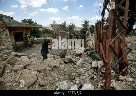 Mayfadoun, Mayfadoun, Liban. 23 juin 2026. Un Libanais travaille au déblaiement des décombres de sa maison détruite à la suite des frappes aériennes israéliennes dans une zone du village dévasté de Mayfadoun, dans le sud du Liban. Des dizaines de Libanais qui avaient fui leurs villages ont commencé à rentrer pour faire face au choc dévastateur de voir leurs maisons complètement démolies. À la suite du récent accord américano-iranien, les résidents ont tenté de rentrer, mais ont été accueillis par des scènes de gravats et de cendres. (Crédit image : © Marwan Naamani/ZUMA Press Wire) USAGE ÉDITORIAL SEULEMENT ! Non destiné à UN USAGE commercial ! Banque D'Images