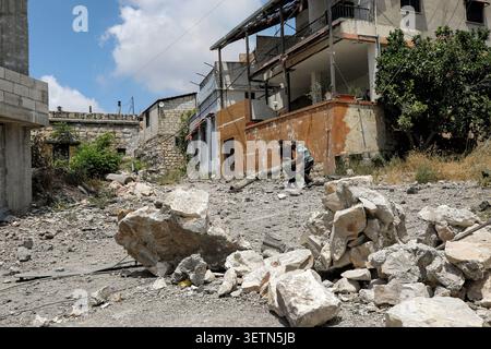 Mayfadoun, Mayfadoun, Liban. 23 juin 2026. Les Libanais ont dégagé des gravats d'une ruelle dans la ville dévastée de Mayfadoun, dans le sud du Liban, provoqués par les frappes aériennes israéliennes. Des dizaines de Libanais qui avaient fui leurs villages ont commencé à rentrer pour faire face au choc dévastateur de voir leurs maisons complètement démolies. À la suite du récent accord américano-iranien, les résidents ont tenté de rentrer, mais ont été accueillis par des scènes de gravats et de cendres. (Crédit image : © Marwan Naamani/ZUMA Press Wire) USAGE ÉDITORIAL SEULEMENT ! Non destiné à UN USAGE commercial ! Banque D'Images