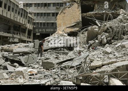 Nabatieh, Nabatieh, Liban. 23 juin 2026. Un Libanais fouille dans les décombres de sa destruction lors d'une frappe aérienne israélienne dans la ville de Nabatieh, au sud du Liban. Des dizaines de Libanais qui avaient fui leurs villages ont commencé à rentrer pour faire face au choc dévastateur de voir leurs maisons complètement démolies. À la suite du récent accord américano-iranien, les résidents ont tenté de rentrer, mais ont été accueillis par des scènes de gravats et de cendres. (Crédit image : © Marwan Naamani/ZUMA Press Wire) USAGE ÉDITORIAL SEULEMENT ! Non destiné à UN USAGE commercial ! Banque D'Images