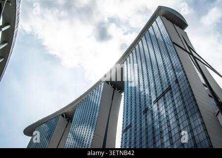 Vue en bas angle d'un gratte-ciel moderne futuriste avec terrasse du ciel, Marina Bay Sands à Singapour Banque D'Images