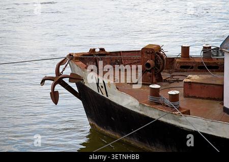 Budapest, Hongrie - 12 juin 2026 : proue d'un vieux navire rouillé nommé K-1 sur le Danube à Kopaszi-gat, avec une ancre importante. Banque D'Images