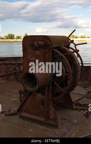 Budapest, Hongrie - 12 juin 2026 : gros plan d'un vieux treuil d'ancre rouillé avec des toiles d'araignée sur un pont de bateau sur le Danube à Kopaszi-gat. Banque D'Images