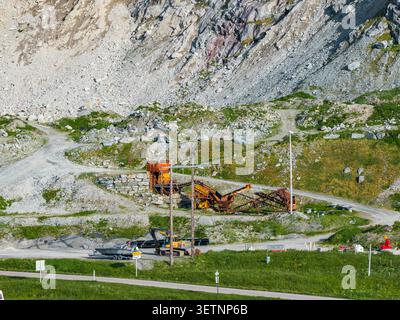 Machines de carrière et excavatrice sur site de pierre à Lofoten, Norvège Banque D'Images