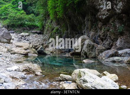 Rivière Sanzhanxi à Taroko, Taiwan. Piscines d'eau turquoise limpide parmi les roches grises. Une végétation luxuriante pousse sur les parois abruptes du canyon. Banque D'Images