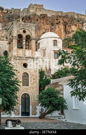 Le clocher et la principale église ortodoxe de Monemvasia, célèbre lieu touristique en Lakonia, Péloponnèse, Grèce Banque D'Images
