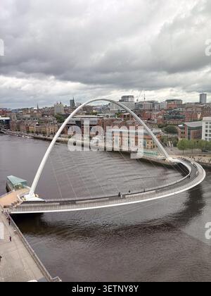 Vue aérienne du pont piétonnier basculant reliant Newcastle et Gateshead. Banque D'Images