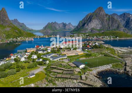 Village de pêcheurs aériens près de Reine, îles Lofoten, Norvège en été Banque D'Images