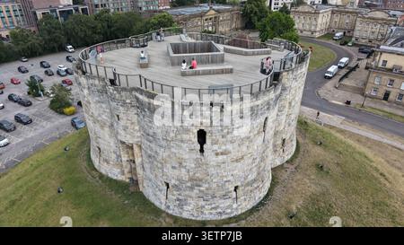 Vue aérienne de la Tour de Clifford. York Keep. fortification médiévale de défense. York, Angleterre Banque D'Images