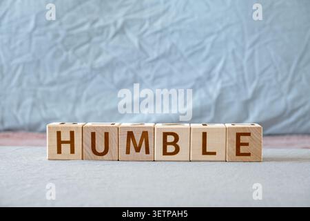 mot humble et motivant fait de lettres sur des cubes en bois Banque D'Images