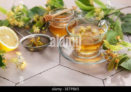 Fleurs de linden, miel et citron préparant une tisane apaisante pour le bien-être Banque D'Images