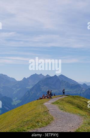 Les gens sur la crête de Stoos crête sans fin horizon alpin en arrière-plan Banque D'Images