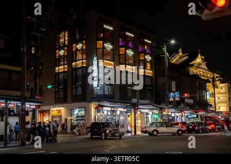 Kyoto, Japon - 10 avril 2026 : le Hard Rock Cafe et les touristes marchant dans une rue typique avec des lanternes et des bâtiments historiques la nuit à Gion d Banque D'Images
