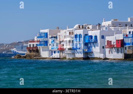 Mykonos, Grèce - 29 mai 2026 : bâtiments au bord de l'eau dans la petite Venise à Mykonos Banque D'Images