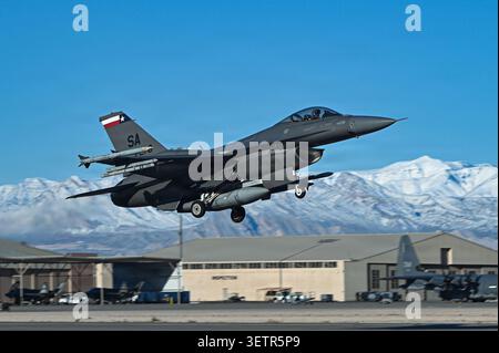 Un F-16 Fighting Falcon affecté à la 149th Fighter Wing, joint base San Antonio, Texas, décolle de la base aérienne Nellis, Nevada, en février Banque D'Images